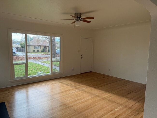 Building Photo - Great 2 bedroom 1 bath ready to move in