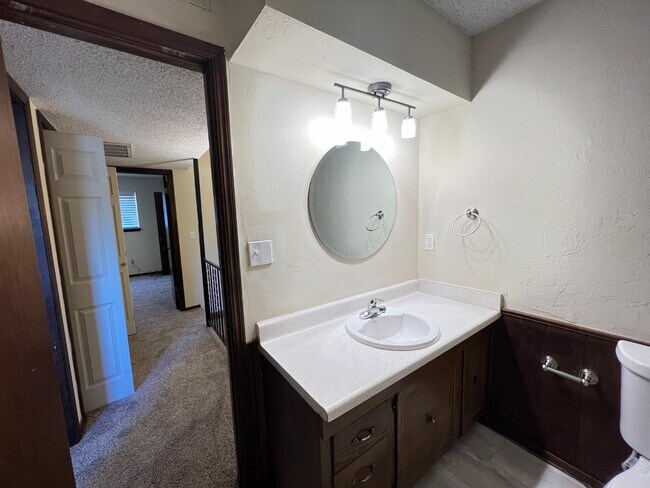 Building Photo - 1215 Lakecrest Dr