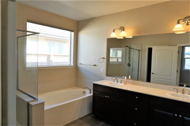 Building Photo - Like new in Damonte Ranch area!