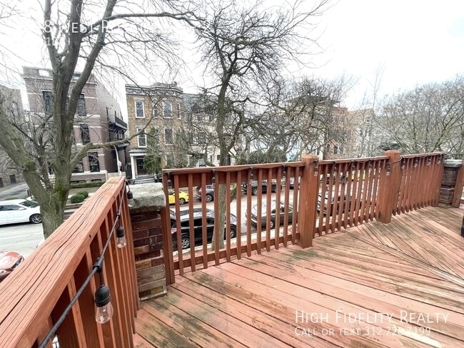 Building Photo - 1318 W Roscoe St