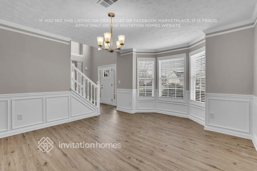 Building Photo - 729 Coach Way