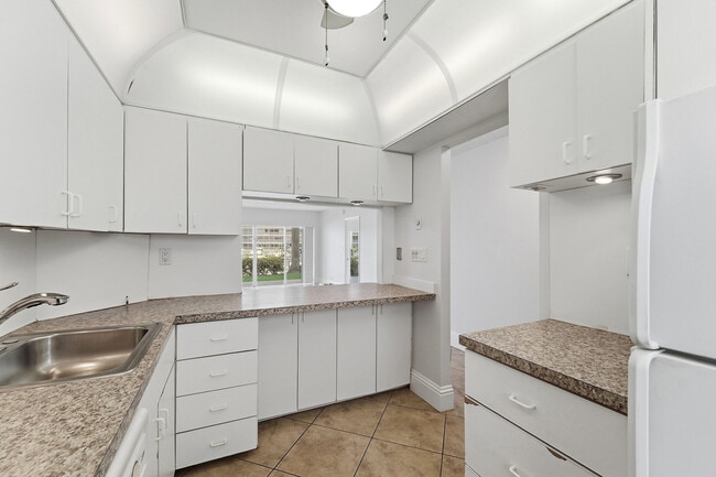 Building Photo - 1427 E Hillsboro Blvd