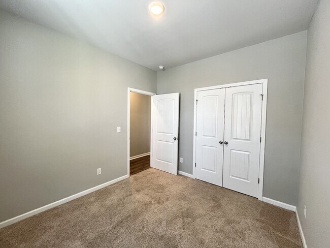 Building Photo - Beautiful Townhome in Columbia minutes to ...