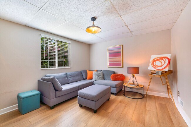 Building Photo - Stunning Mid-Century Modern 5bed/3.5 bath ...