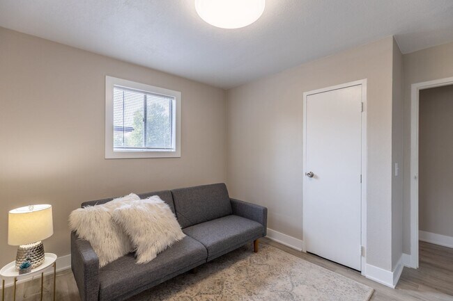 Building Photo - Highland Park Apartments; Renovated Deluxe...