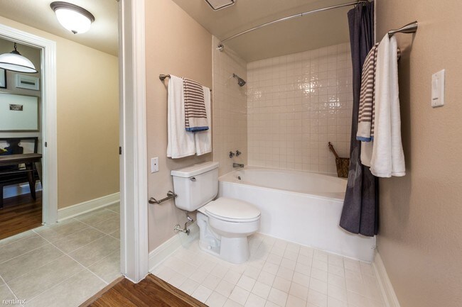 Building Photo - 2 br, 1 bath Flat - 5601 West Loop S