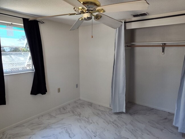 Building Photo - Quaint 2 bedroom 1 bath home with Florida ...