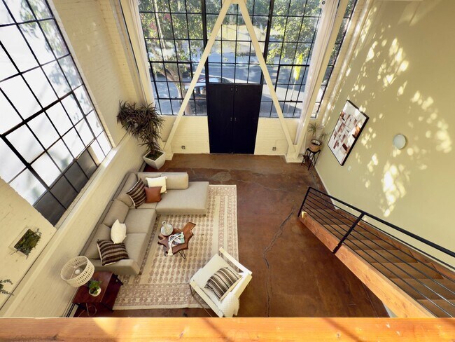 Building Photo - Lake Merrit’s Desirable East Lake Loft! Sp...