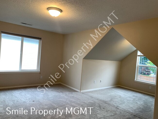 Building Photo - A beautiful 2-story single house in Clackamas.