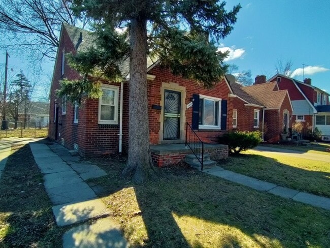 Primary Photo - 3 bedroom 1 bath bungalow now available! -...