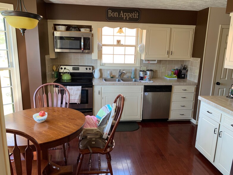 Kitchen includes appliances - 4794 Trousdale Dr