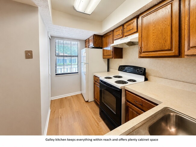 Building Photo - End Unit 2BR/2BA One-Level Condo with Screened Porch in Powder Springs