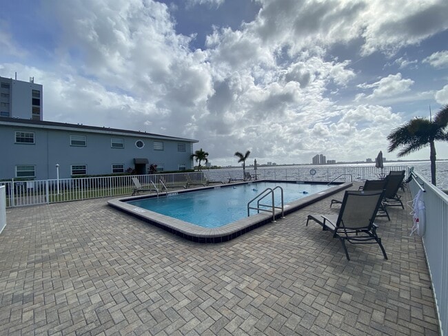 Building Photo - 3334 N Key Dr