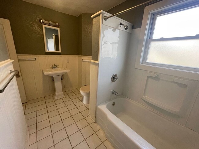 Building Photo - Beautiful 3 Bedroom Home