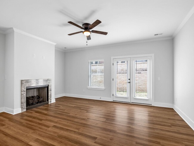 Building Photo - 3 Bed, 2.5 Bath - Lucky Penny End Unit