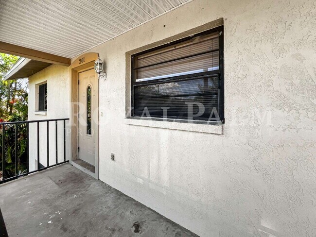 Building Photo - 4530 SW 10th Ave