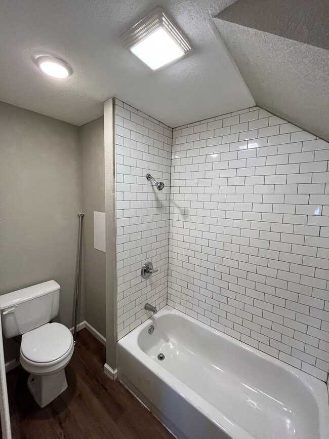 Building Photo - Charming 3 bedroom, 2 bathroom home in the...