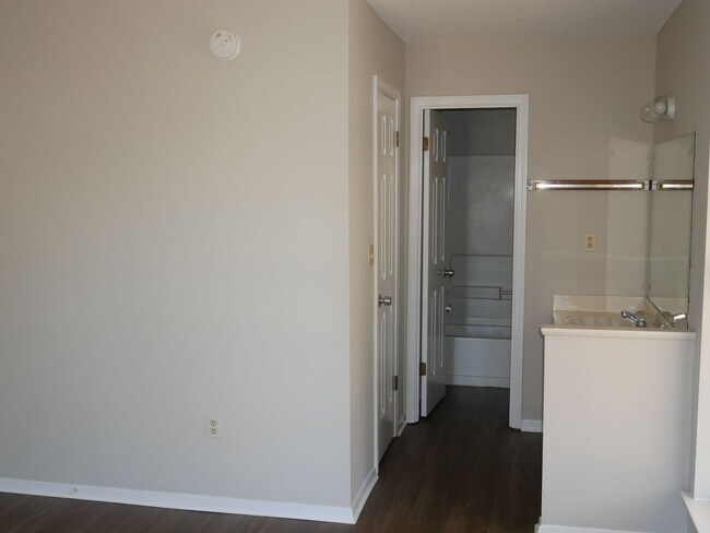 Building Photo - 6530 Jamestown Dr