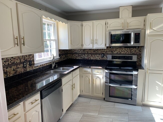 Building Photo - Updated 3 Bedroom Located Off Jefferson Rd - Lawncare Included!