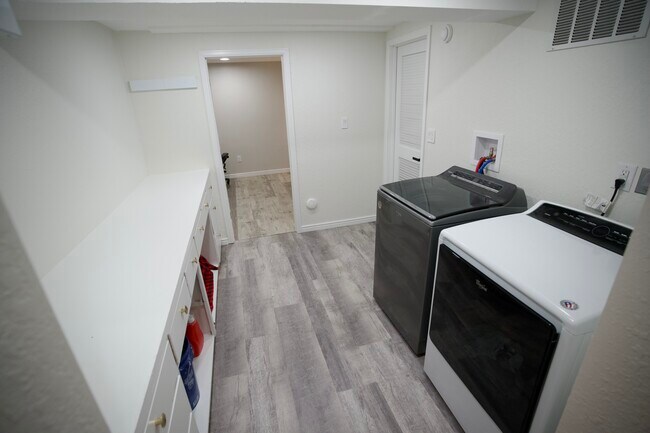 Building Photo - 303 Quebec St