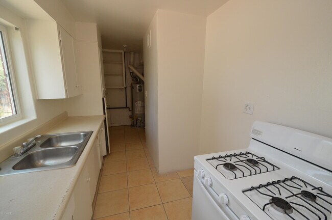 Building Photo - 4633 E 19th St