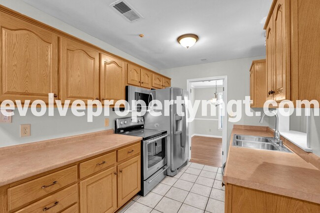 Building Photo - PRIME LOCATION WITH SPACIOUS LIVING!