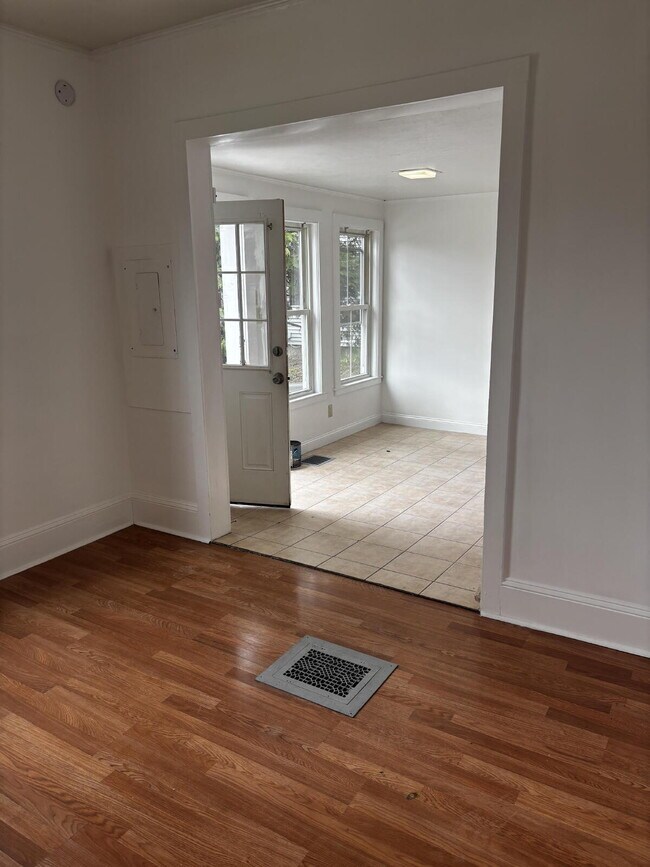 Building Photo - Bright, Updated 2-Bedroom Apartment in a Convenient Bath Location