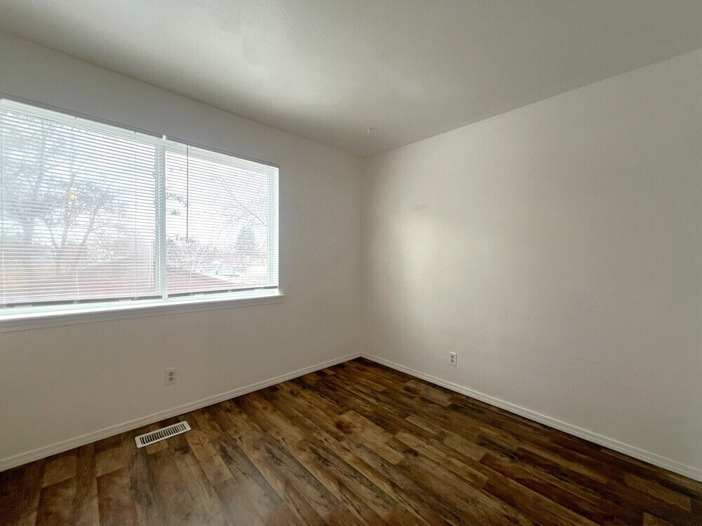 Building Photo - 10610 W Hinsdale St