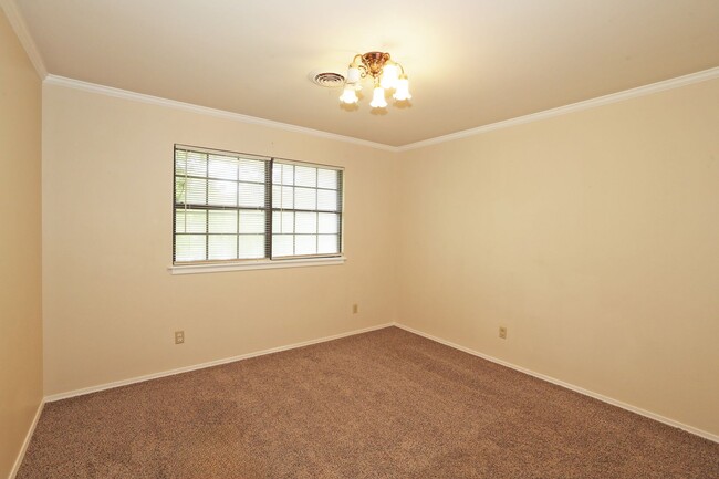 Building Photo - Spacious Canyon Home