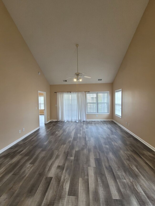 Building Photo - Beautiful 3-Bedroom, 2-Bath 2nd Floor Cond...