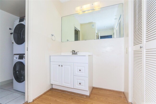 Building Photo - 1 bedroom 1 bath at the Pearl Regency – Av...