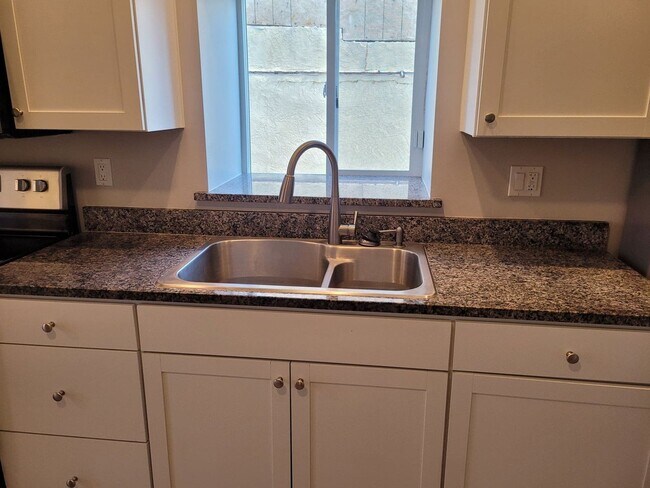Building Photo - NEWLY REMODELED 1 BED 1 BATH