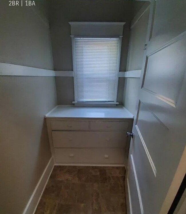 Building Photo - 2 Bedroom Home with Detached Garage, Fenced Yard + Pet Friendly!