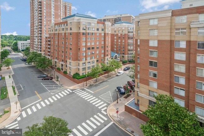 Building Photo - 880 N Pollard St