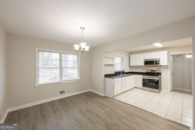 Building Photo - 2058 River Rd