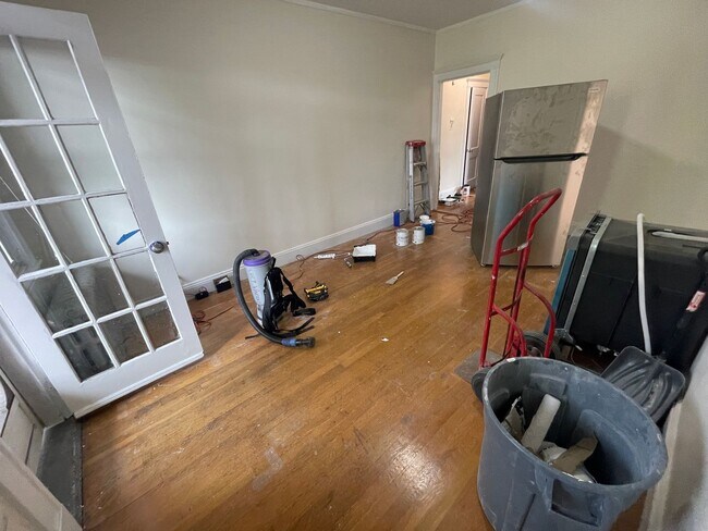 Building Photo - Top floor remodeled with Balcony