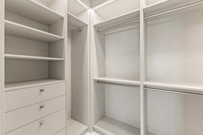 Building Photo - 6587 N Palmeraie Blvd