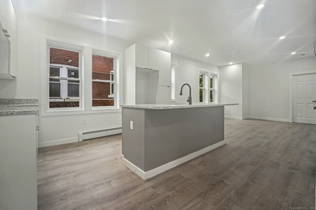 Building Photo - 208 Magnolia St