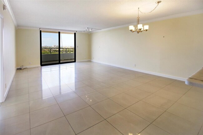 Building Photo - 2500 Parkview Dr