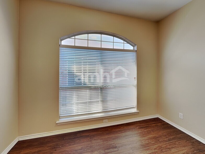 Building Photo - 909 Remington Dr