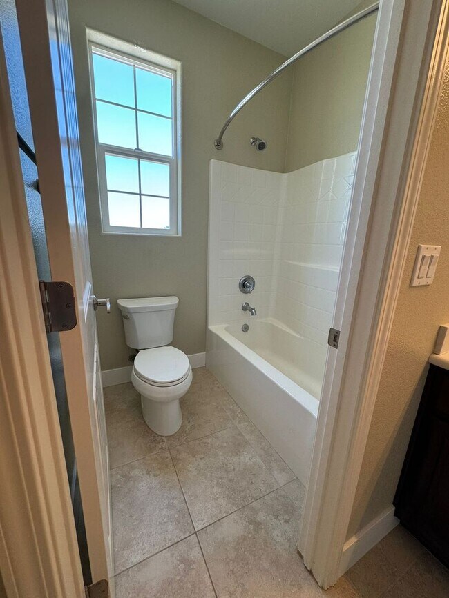 Building Photo - Stunning 4/3 in Roseville! 2 Car Garage!