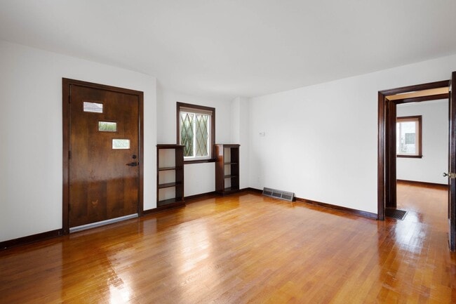 Building Photo - MOVE IN TODAY! DON'T MISS THIS NEWLY RENOV...