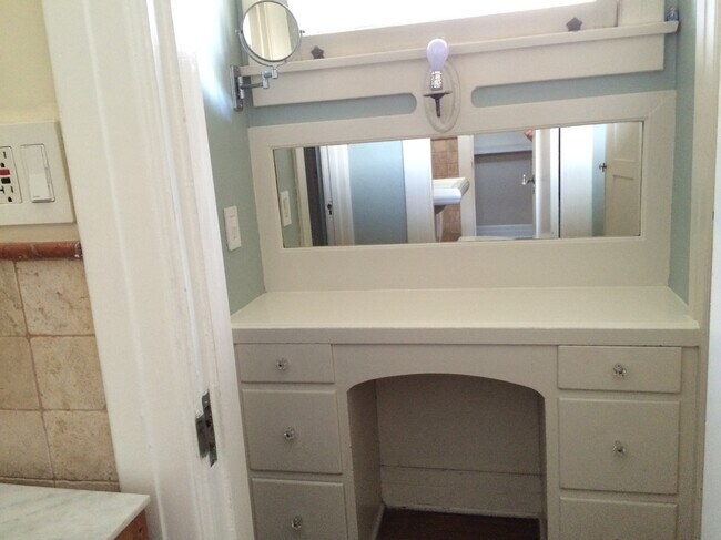 VANITY - 1026 Havenhurst Dr