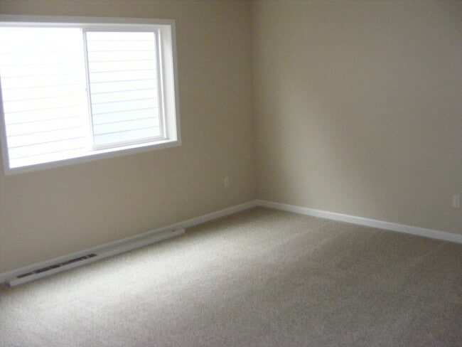 Building Photo - 4 bedroom plus a den in Puyallup