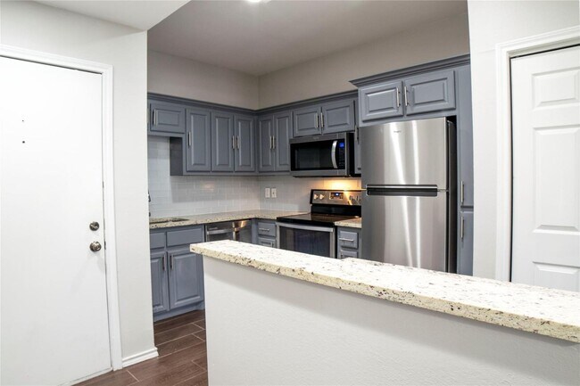 Building Photo - Newly Renovated Two Bedroom Condo in Oak Lawn