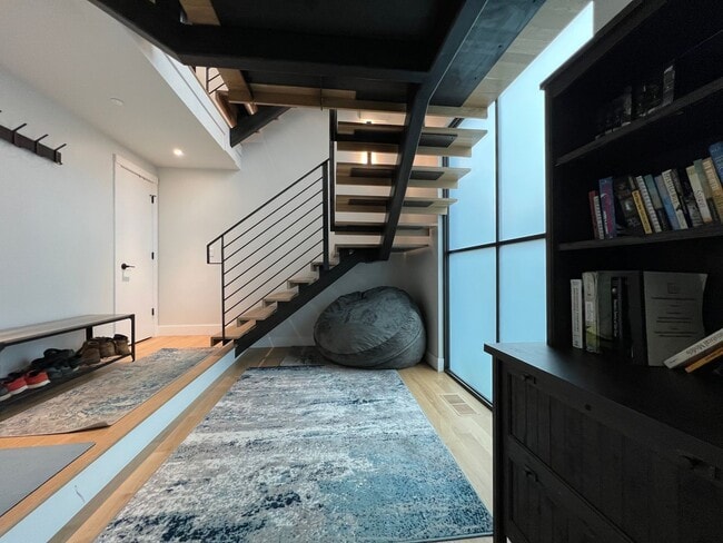 Building Photo - Modern 3 BD/2.5 BA, Superb Location, Internet/Cable and TVs Included! Available August 3rd!