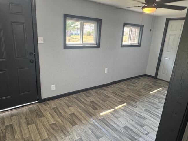 Building Photo - Three Bedroom, One Bath