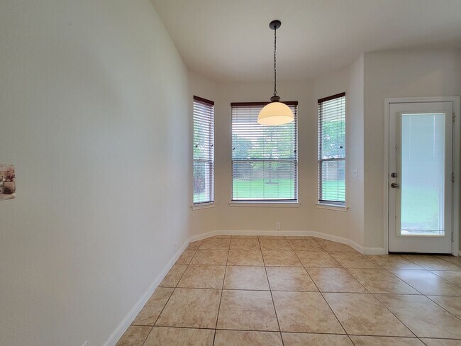 Building Photo - Charming & Spacious 4/BR 3/BR Home – Pet F...