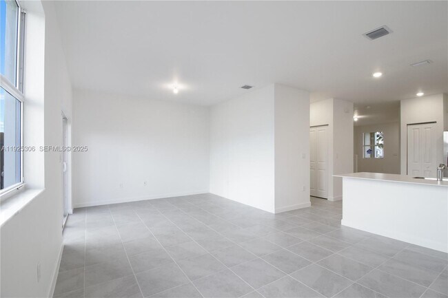 Building Photo - 2729 SE 25th Ave