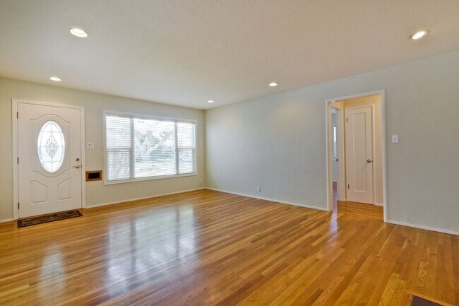 Building Photo - Awesome Home Located in a Quiet Tree Line ...